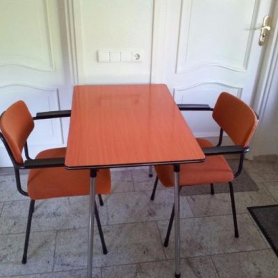 Tafel met 2 stoelen